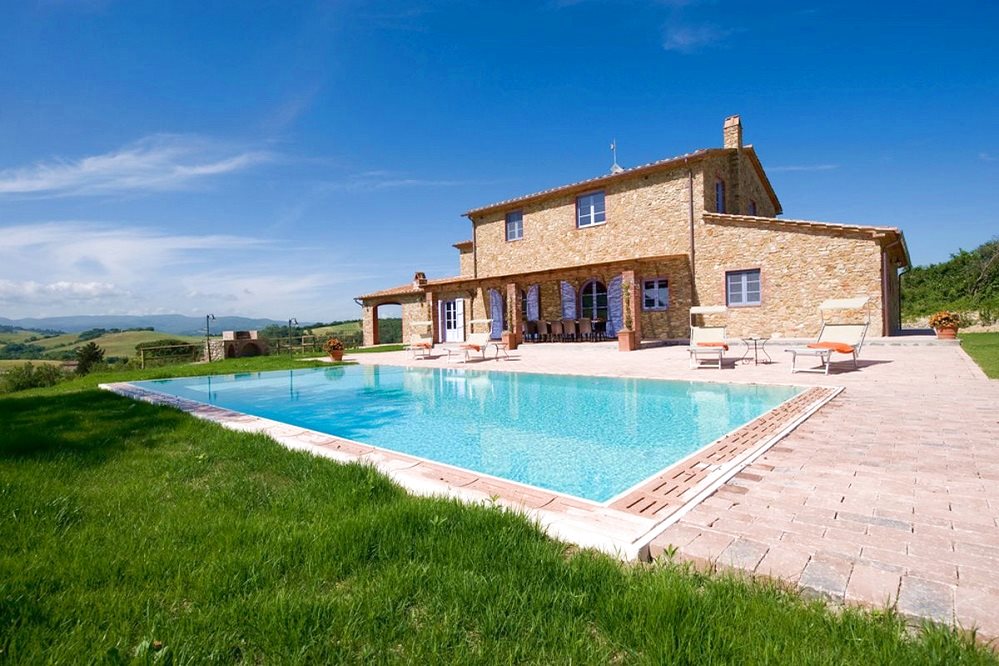 Stone farmhouse with swimming-pool near the sea