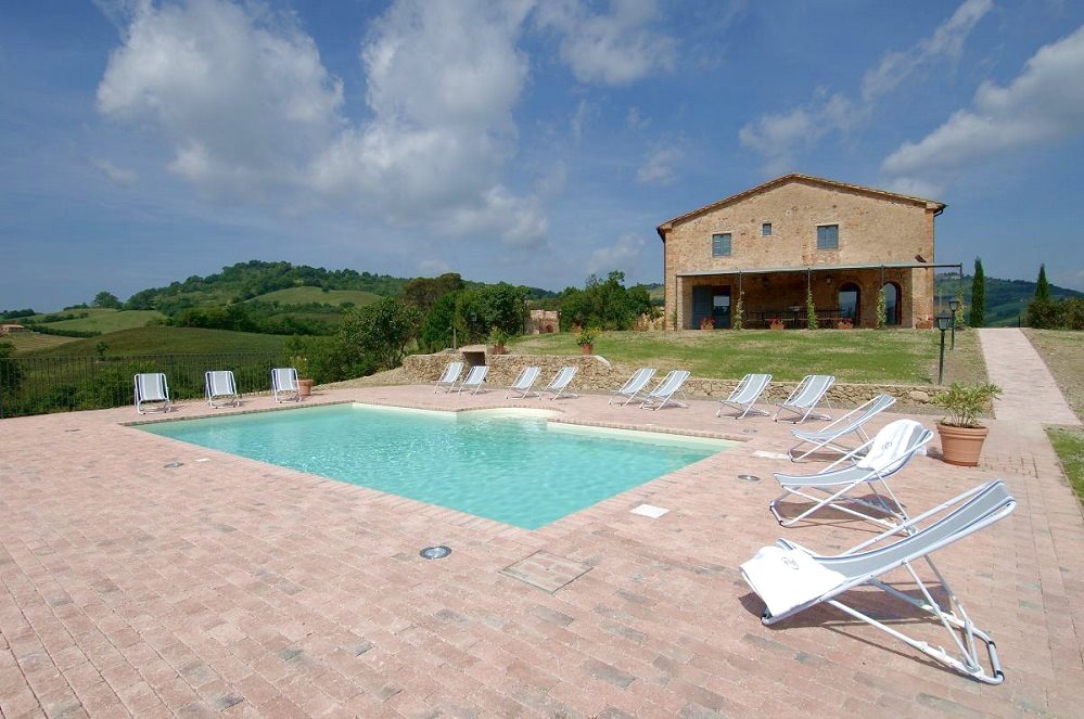 Magnificent stone house with swimming-pool near the beach