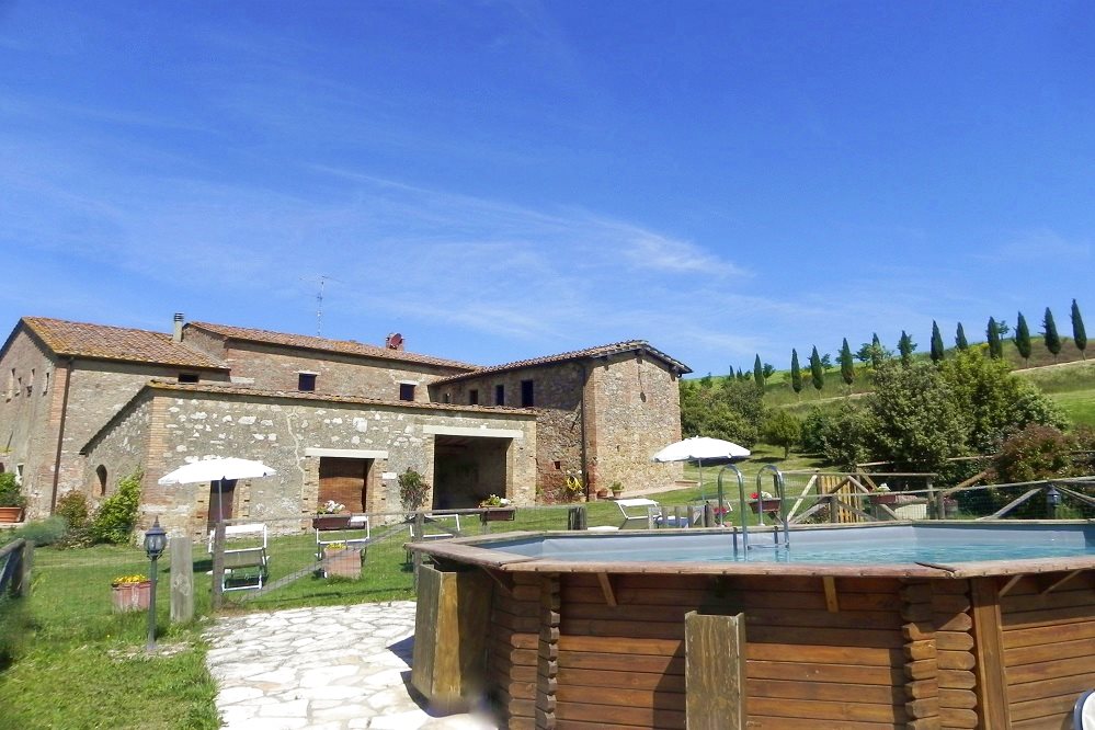 Typical Tuscan stonehouse with swimming-pool in the Crete Senesi area