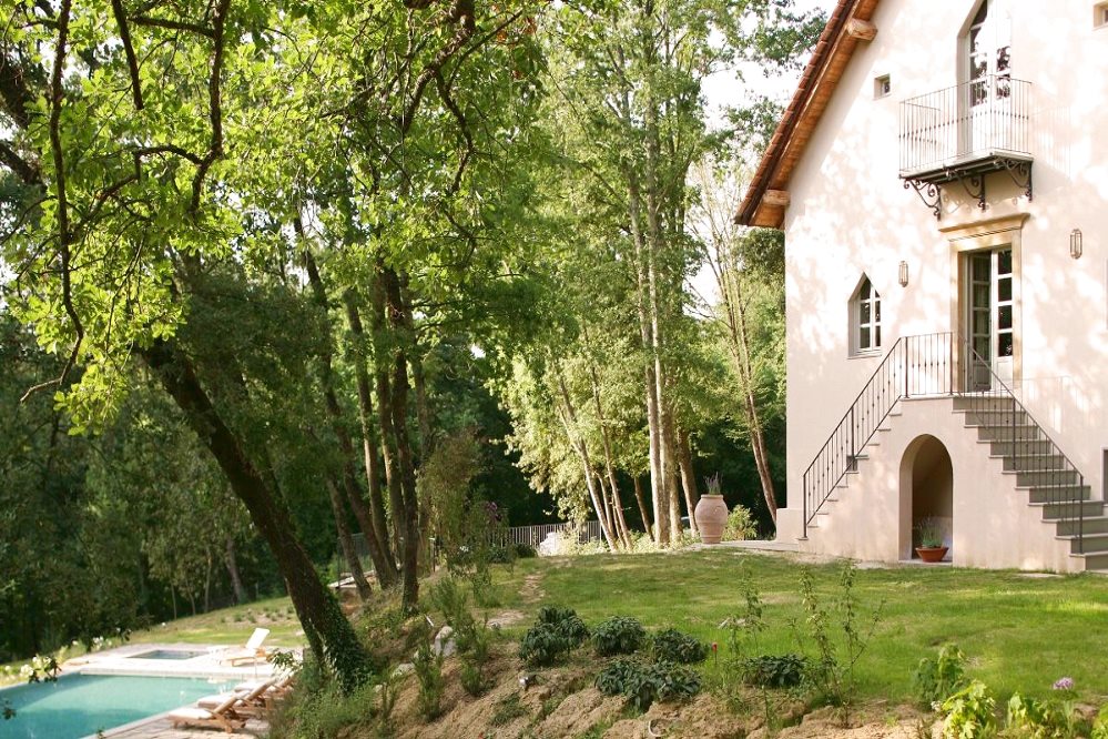 Bellissima villa dalla struttura particolare immersa nel verde con ampia piscina vicino Pisa