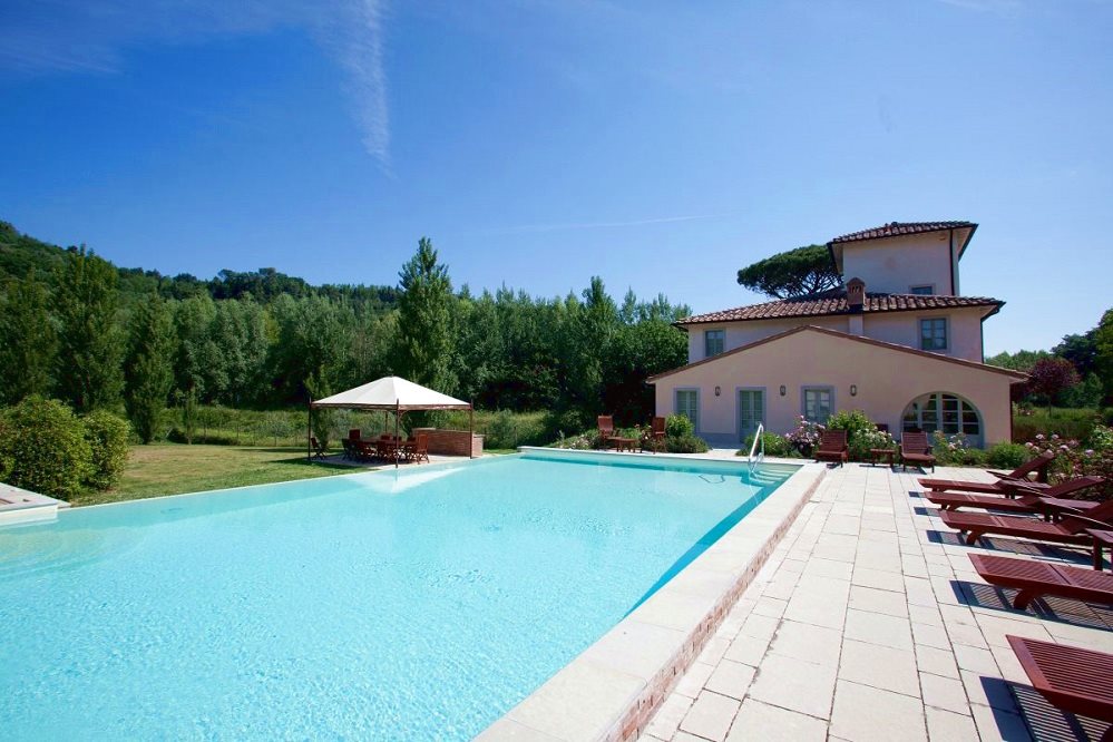 Original Tuscan farm with swimming-pool half-way between Pisa and Florence