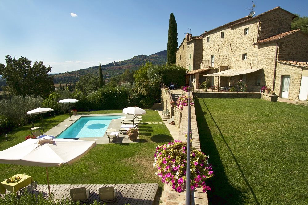 Villa Isabella è un antico casale situato ai piedi delle splendide colline di Cortona, un posto magico e suggestivo da cui ammirare meravigliosi panorami e tramonti incantati.