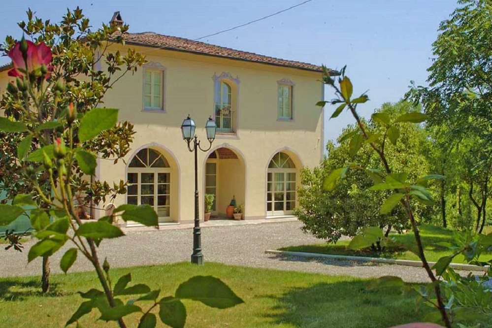 Villa d'epoca con piscina e vista panoramica ai piedi della collina di San Miniato 